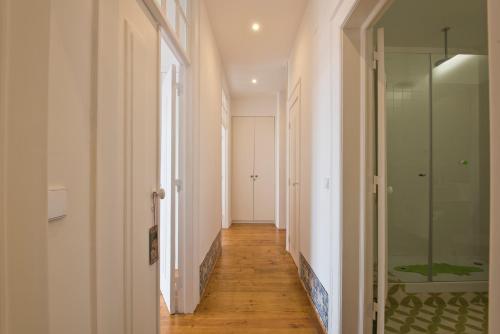 um corredor com um chuveiro e uma porta de vidro em Libest Chiado 4 - Alecrim em Lisboa