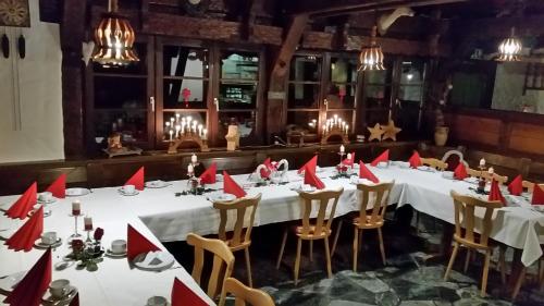 uma mesa com guardanapos vermelhos num restaurante em Zuwälder Stüble em Oberharmersbach