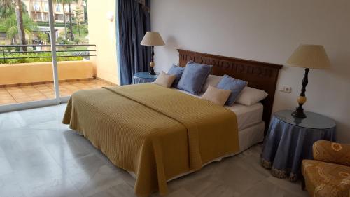 エステポナにあるParaiso Park 22のベッドルーム1室(黄色い毛布付きのベッド1台付)