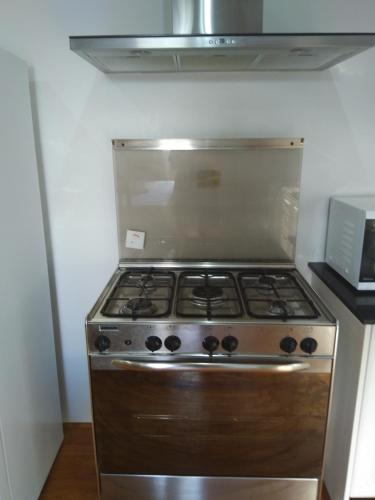 a stove top oven in a small kitchen at Lake Estate Stay in Perth