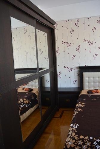 a room with two beds and a mirror in it at Star Apart in Râmnicu Vâlcea