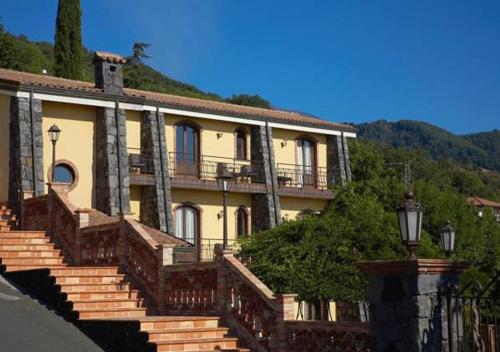 Nespecifikovaný výhled na hory nebo výhled na hory při pohledu z hotelu