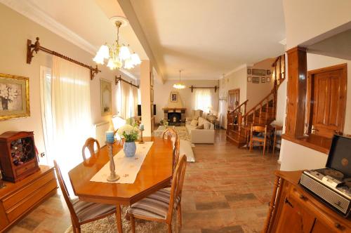 uma sala de estar com uma mesa e uma sala de jantar em Villa Tango em Paleokastritsa