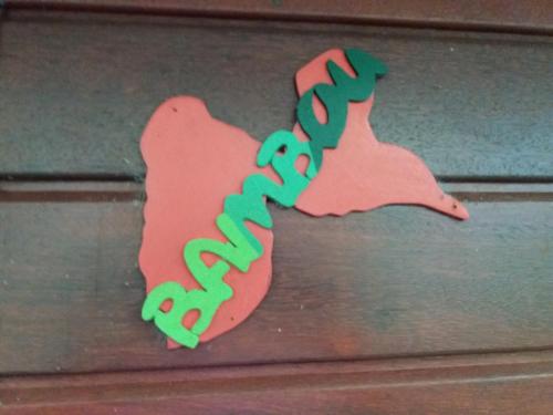 a bird sign hanging on a wooden drawer at Ti Plèn Kréol in Pointe-Noire