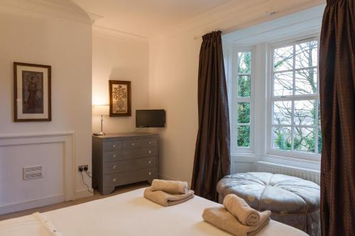 um quarto com uma cama, uma janela e uma cómoda em Apartment 3 The Grove em Durham