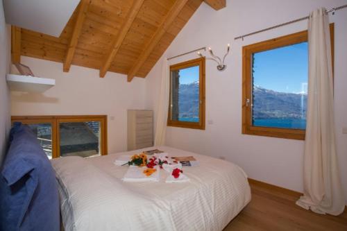 ベッラーノにあるLe Terrazze di Costaのベッドルーム1室(花が咲く白いベッド1台付)