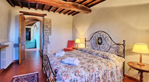 a bedroom with a large bed in a room at Agriturismo I Ceppi in San Casciano in Val di Pesa