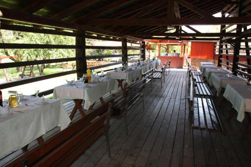 a row of tables and chairs in a restaurant at B&B Pri Peclju in Podgrad