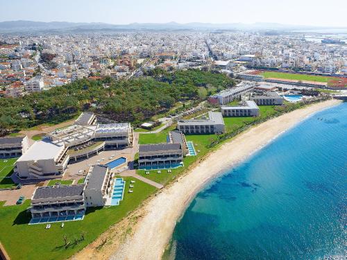 亞歷山德魯波利斯的住宿－Grecotel Astir Alexandroupolis，享有海滩和海洋的空中景致