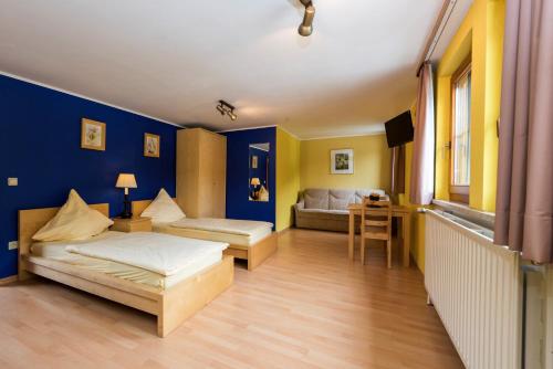 Postel nebo postele na pokoji v ubytování Camping de L'Our Appartements