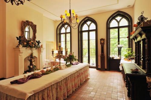 een grote kamer met een lange tafel in het midden bij Schlosshotel Bredenfelde in Bredenfelde