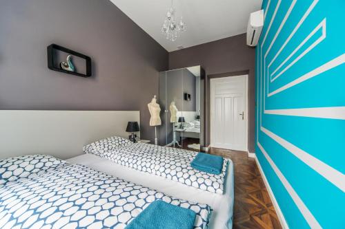 ブダペストにあるA43 Apartmentのベッドルーム1室(白いベッド1台、青い壁付)