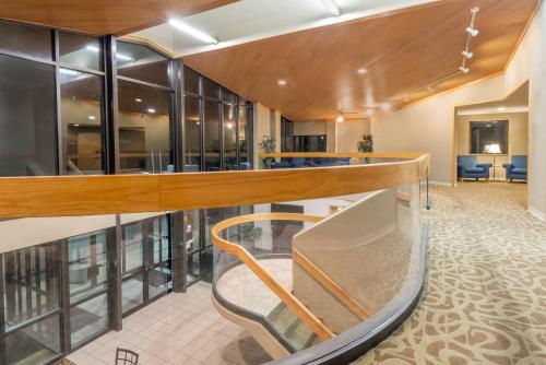 an office lobby with a desk and chairs at Ramada by Wyndham Columbus North in Westerville