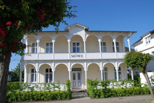 un gran edificio blanco con un cartel de película. en Haus Möwe - Apt. 06, en Ostseebad Sellin