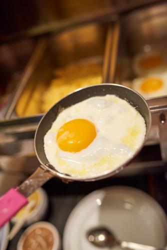 a frying pan with a fried egg in it at Hotel Brunnenhof in Bayerisch Eisenstein
