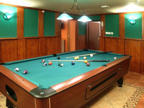 Biliár nebo kulečník v ubytování Eney Boutique Hotel