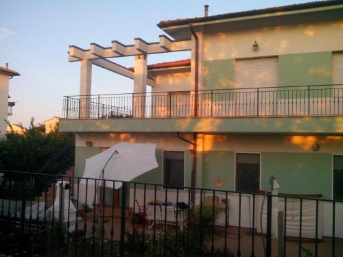 an apartment building with an umbrella on the balcony at B&B L'Assiolo in Ancona