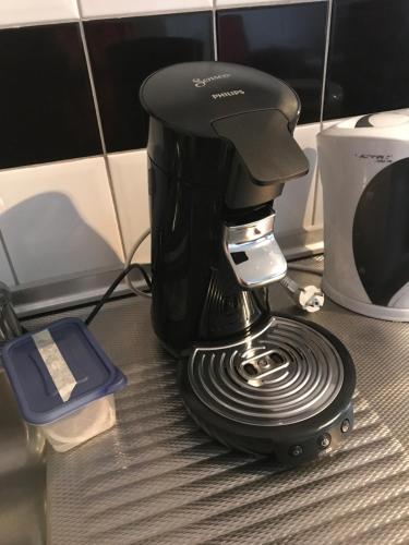 een koffiezetapparaat op een aanrecht bij Appartement centrum Groningen in Groningen