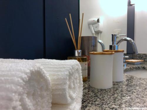 stos białych papierowych ręczników na blacie w obiekcie Apartamento confortável - Itaim Bibi w São Paulo