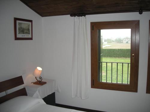 - une chambre avec un lit et une fenêtre avec vue dans l'établissement Temporin Ospitalità, à Monselice