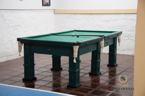 una mesa de billar verde en el suelo de baldosa en Nova Vicenza Hotel, en Farroupilha