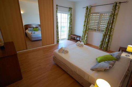シルヴェスにあるCasa da Eira - Private Villa - pool - Free wi-fi - Air Conのベッドルーム(大型ベッド1台付)、リビングルームが備わります。
