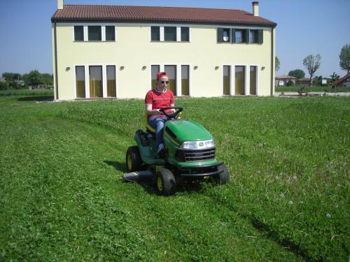 une femme à bord d'un tracteur dans un champ dans l'établissement Temporin Ospitalità, à Monselice
