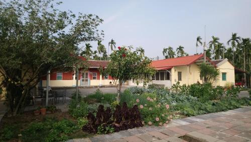 a house with a garden in front of it at Cishan San-Ho-Yuan in Qishan