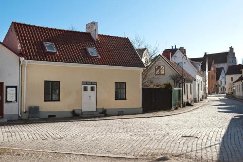 a cobblestone street in a town with houses at Casa Kruttornet & Villa Fiskarporten in Visby