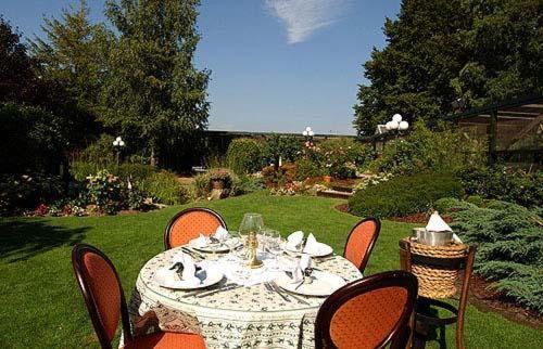 a table with chairs and a tableclotholitics at Hostellerie Au Vieux Hetre in Jalhay
