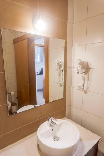 a bathroom with a sink and a mirror at Vila Barca in Madalena