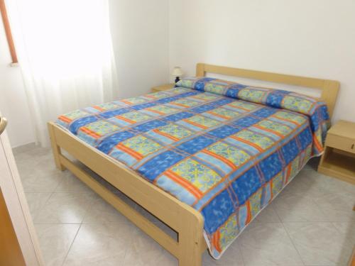 ビビオーネにあるArcobaleno - Appartamentiのベッドルーム1室(青い掛け布団付)