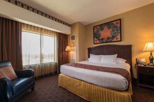 En eller flere senge i et værelse på Cherokee Casino West Siloam Springs Resort