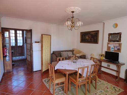 cocina y comedor con mesa y sillas en Casa Na Montanha Da Neve, en Seia