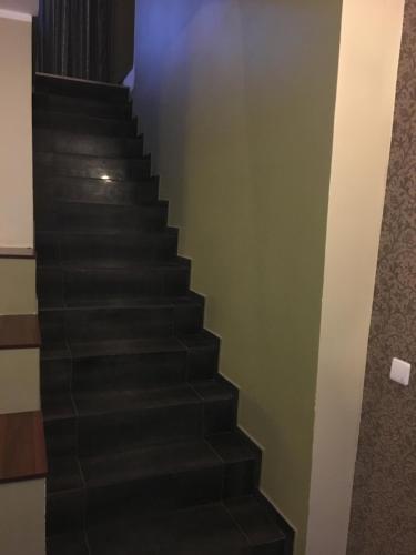 un tramo de escaleras en un edificio en Lee Apartments en Tallin