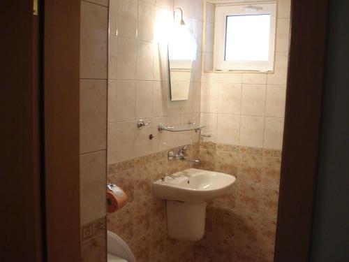 ソゾポルにあるVilla Pashoviのバスルーム(洗面台、トイレ付)、窓が備わります。