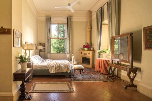 Cazzago San MartinoにあるSisters Houseのベッドルーム1室(ベッド1台、鏡、テーブル付)