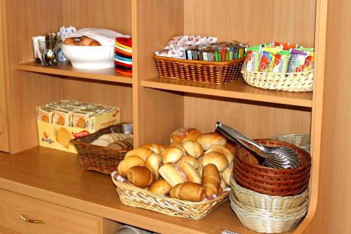 a cabinet with baskets of bread and baskets of bread at Hotel Panorama e Residence in Tremosine Sul Garda