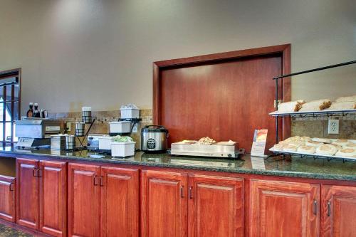 una cucina con aasteryasteryasteryasteryasteryasteryasteryasteryasteryasteryasteryasteryasteryasteryasteryasteryasteryasteryasteryasteryasteryasteryasteryasteryasteryasteryasteryasteryasteryasteryasteryasteryasteryasteryasteryasteryasteryasteryasteryasteryasteryasteryasteryasteryasteryasteryasteryasteryasteryasteryasteryasteryasteryasteryasteryasteryasteryasteryasteryasteryasteryasteryasteryasteryasteryasteryasteryasteryasteryasteryasteryasteryasteryasteryasteryasteryasteryasteryasteryasteryasteryasteryasteryasteryasteryasteryasteryasteryasteryaster di Best Western West Hills Inn a Chadron