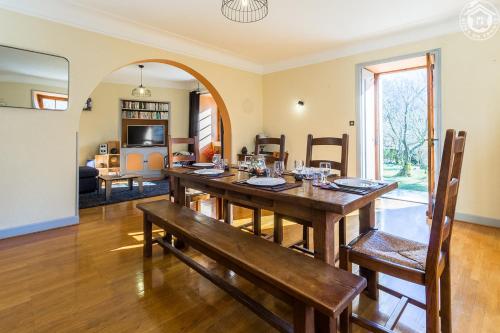 une salle à manger avec une table et un banc dans l'établissement Château du Vigny - Gîte, à Saint-Michel-de-Maurienne