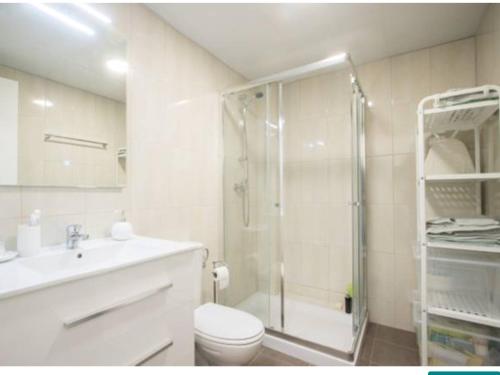 ein Bad mit einer Dusche, einem WC und einem Waschbecken in der Unterkunft Sol y playa en San Juan Alicante in Alicante