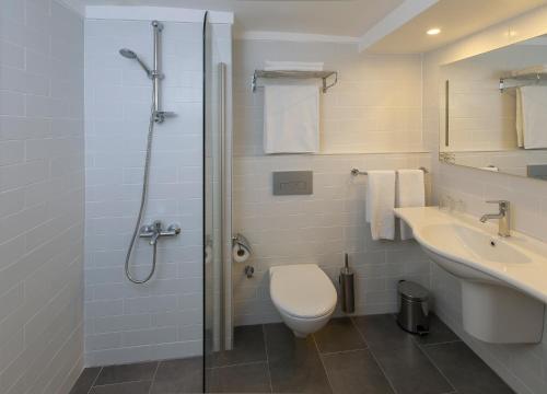 Un baño de The Beachfront Hotel Adult Only 16 Plus