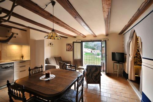 cocina y sala de estar con mesa y sillas en La Casa Grande de Albarracín en Albarracín