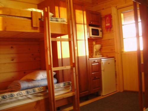 KeminmaaにあるPohjanranta Cottagesのキャビン内の二段ベッドが備わる客室です。