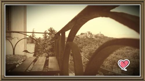 a picture of a heart sticker on a bench at La Casa di Bacco B&B in Lerma