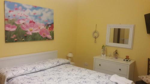 ナポリにあるB&B il Centroのベッドルーム1室(ベッド1台付)が備わります。壁には絵画が飾られています。