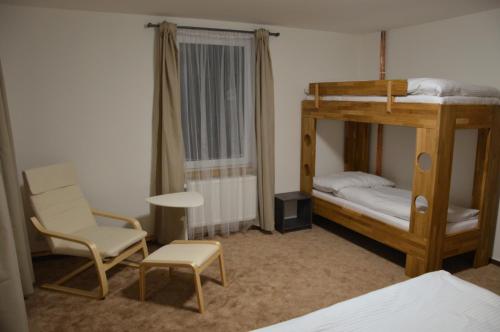 科瓦斯卡的住宿－Apartments Villa Viola，一间卧室配有一张双层床、一把椅子和一张书桌。