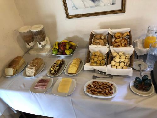 Una mesa con muchos tipos diferentes de comida sobre ella. en Hacienda de Molinos Hotel, en Molinos