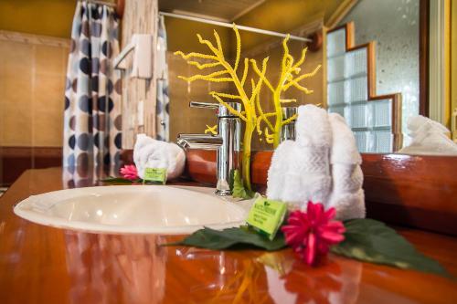 un bagno con lavandino e asciugamani su un bancone di Hotel Rancho Corcovado a Bahía Drake