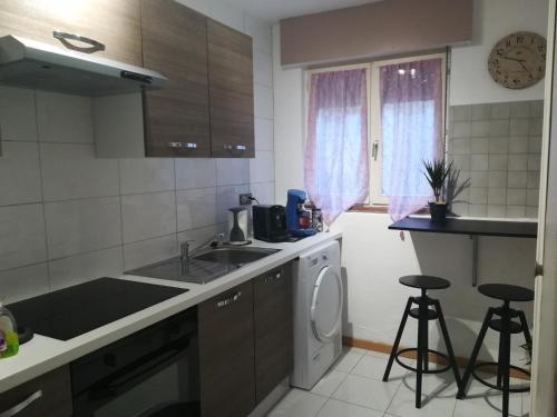 une cuisine avec un évier et une machine à laver dans l'établissement Appart' Charmant Piccola Venezia, à Colmar